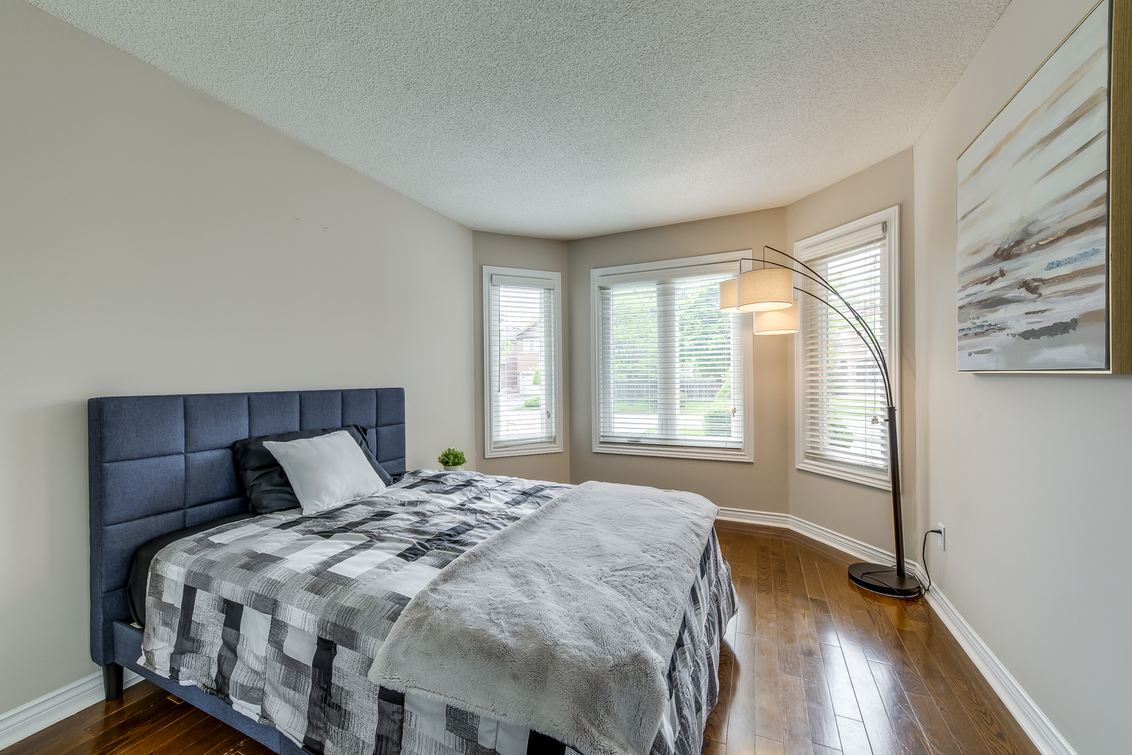 Banff - Double room with 9'10" x 14'3" (3.0m x 4.34m) dimensions
