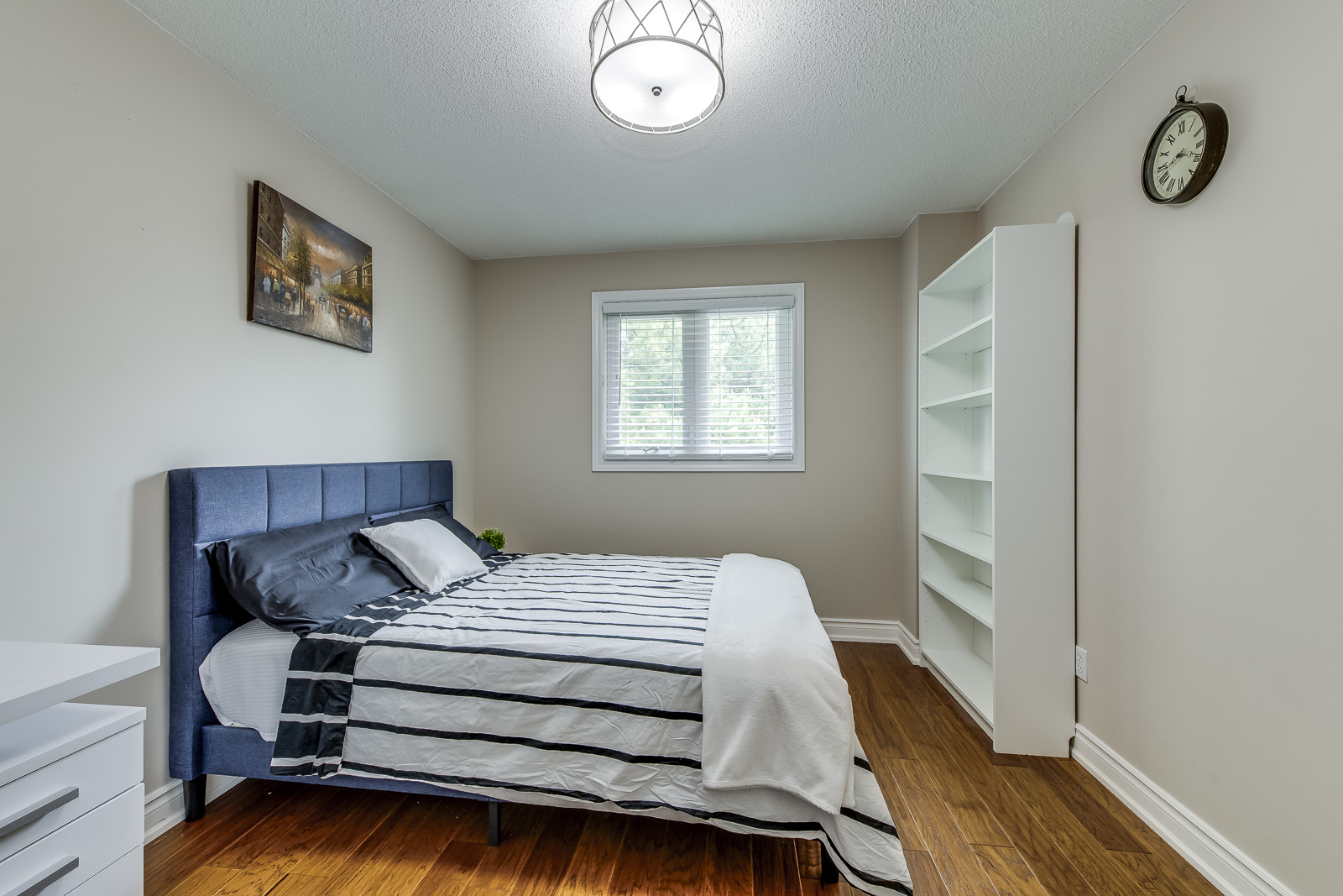 Gatineau - Double room with 9'10" x 11'8" (3.0m x 3.56m) dimensions