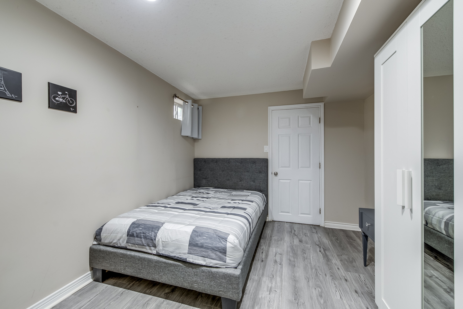 Lunenburg - Double room with 9'10" x 13'2" (3.0m x 4.01m) dimensions