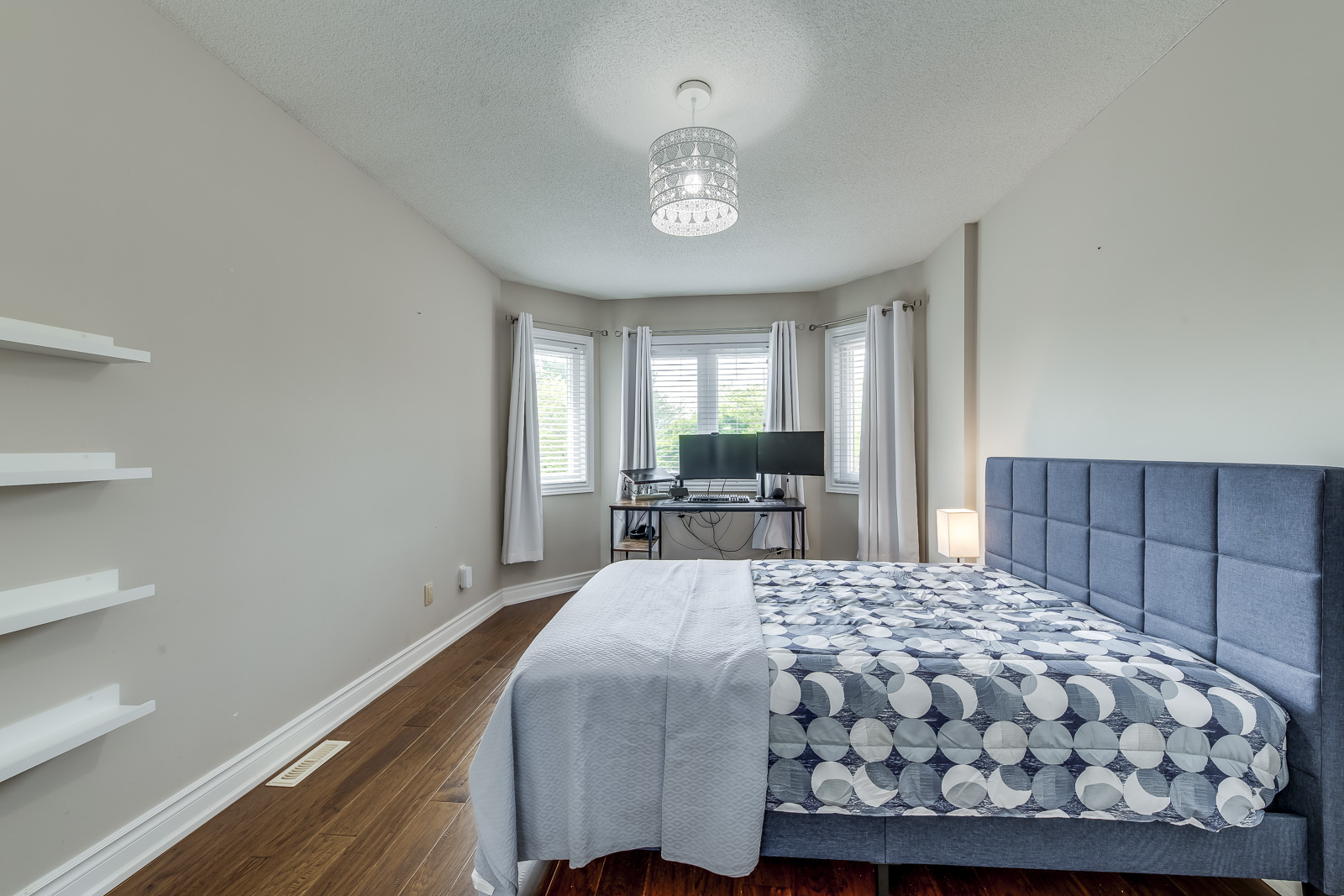 Okanagan - Double room with 10' x 17'1" (3.05m x 5.21m) dimensions