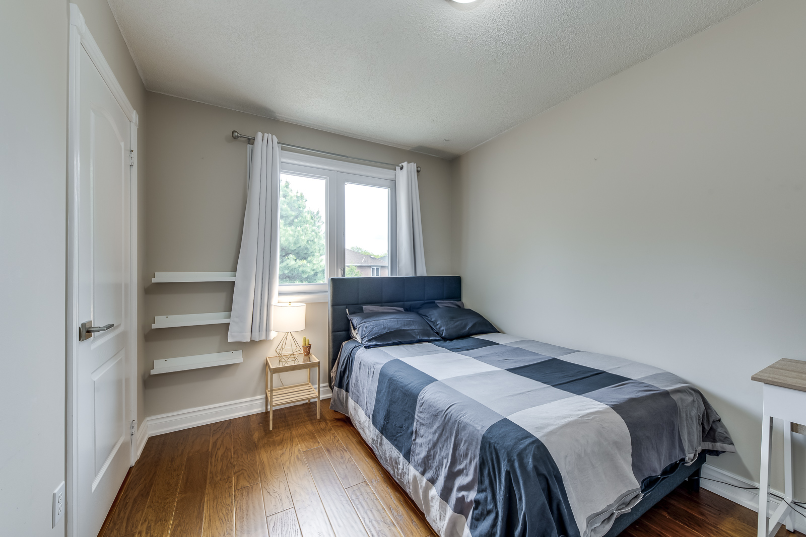 Whistler - Double room with 10' x 11'9" (3.05m x 3.58m) dimensions