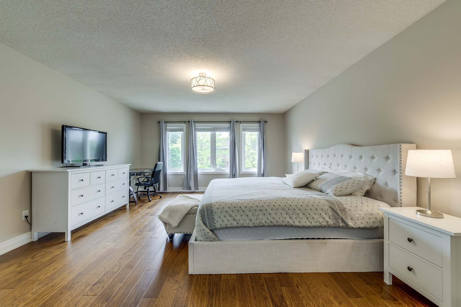 Whitehorse (Master) - King room with 14'4" x 24'9" (4.37m x 7.54m) dimensions